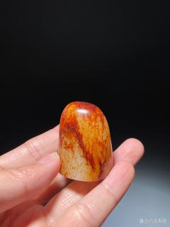 在历史与艺术的交汇处,这方老和田玉原石印章散发着独特魅力