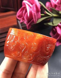 新疆和田玉籽料带扣把件(红沁皮辟邪图案)挂件